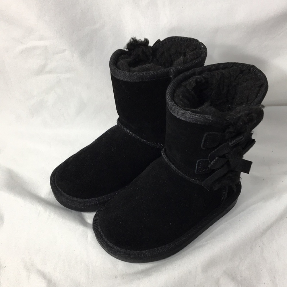 Koolaburra Girl Victoria Short Black Suede Winter Boot Size 6 Like-NEW Condition